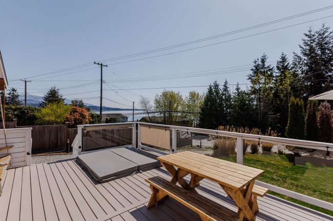 6244 Sunshine Coast Highway, House other with 3 bedrooms, 2 bathrooms and 4 parking in Sechelt BC | Image 4