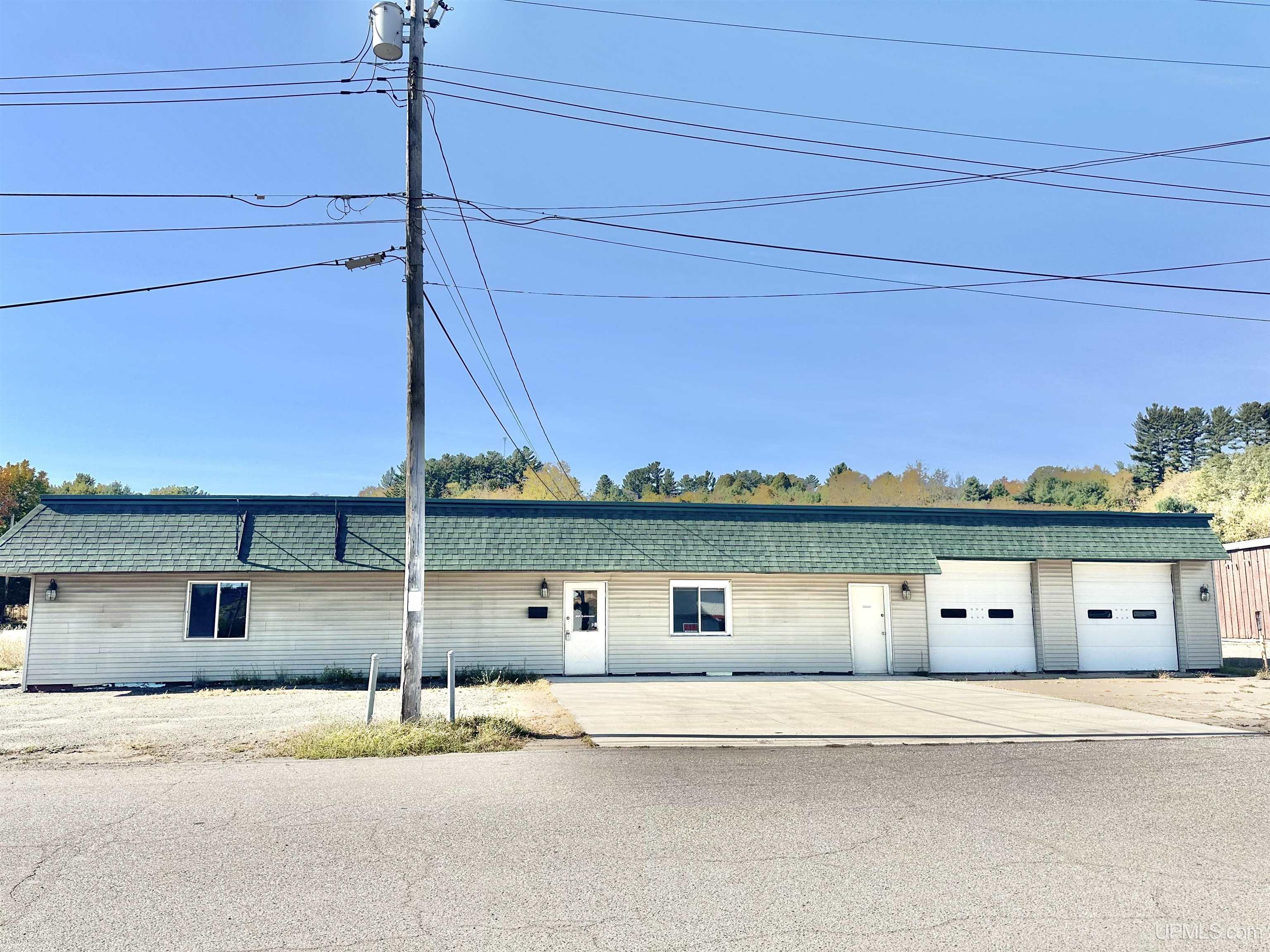 808 Quinnesec St, Iron Mountain, MI 49801