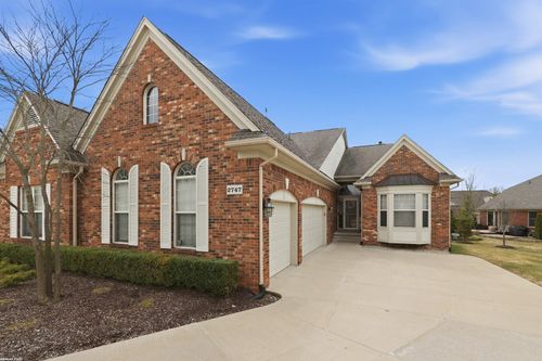 2747 Castlemartin Ct, Oakland Twp, MI, 48306-4906 | Card Image