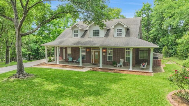 Tree provides plenty of shade in the front yard | Image 4