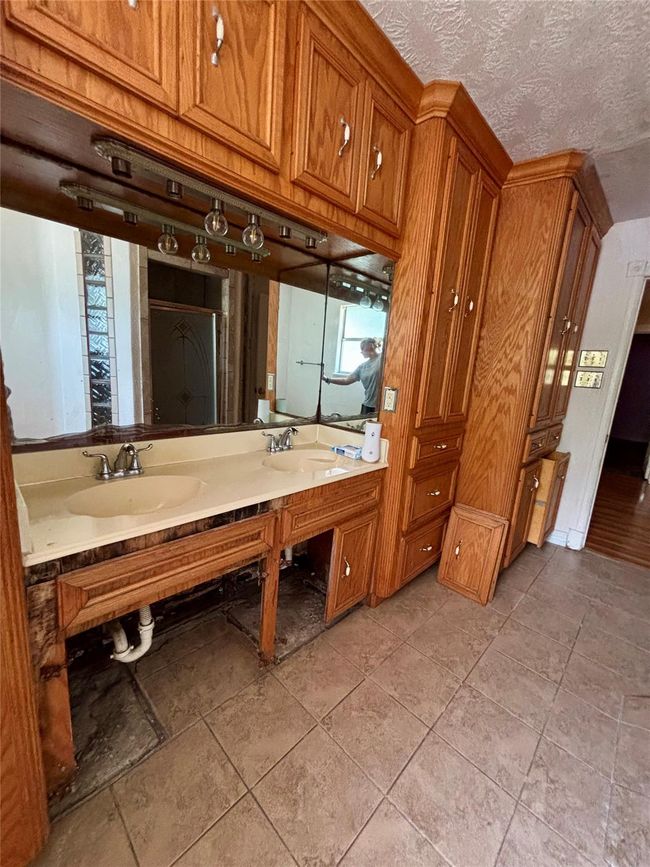 downstairs bathroom | Image 20