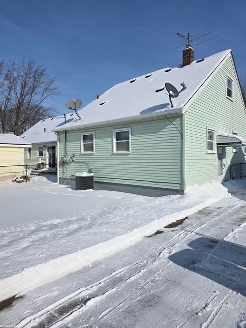 28651 Melvin St, Roseville, MI, 48066-4214 | Card Image