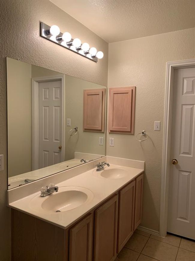 Dual sinks allow for efficient morning rituals. | Image 19