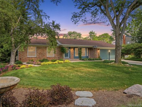 31526 Sunset Dr, Beverly Hills, MI, 48025-5109 | Card Image