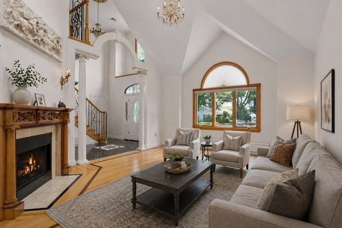 24 Carthay Cir, Newton, MA, 02461-1106 | Card Image