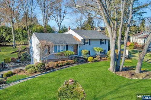 657 Jones Rd, River Vale, NJ, 07675-6033 | Card Image