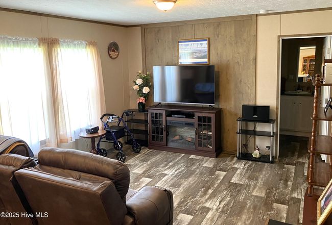 Family Room is 13x13 | Image 10