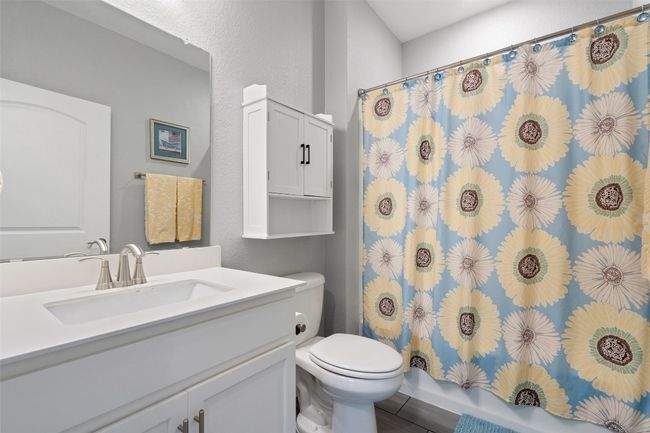 Full bathroom with high-end finishes and shower/tub combo. | Image 28