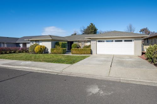 540 Golf View Dr, Medford, OR, 97504-8356 | Card Image