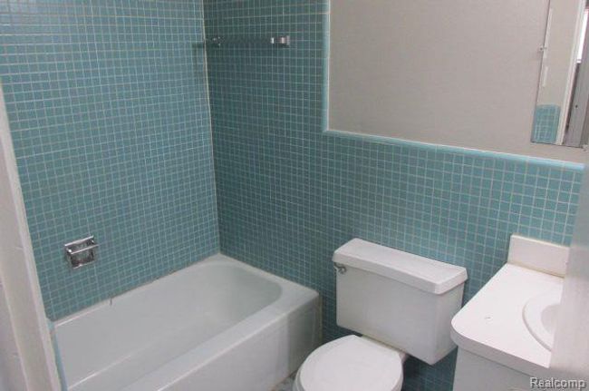 A-15 - 25555 Lahser Rd, Condo with 2 bedrooms, 2 bathrooms and null parking in Southfield MI | Image 5