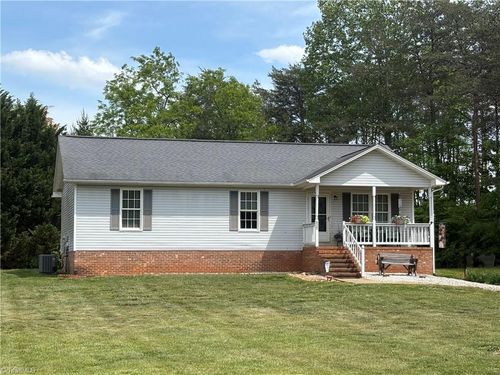 808 Creed Rd, Ararat, NC, 27007-8522 | Card Image