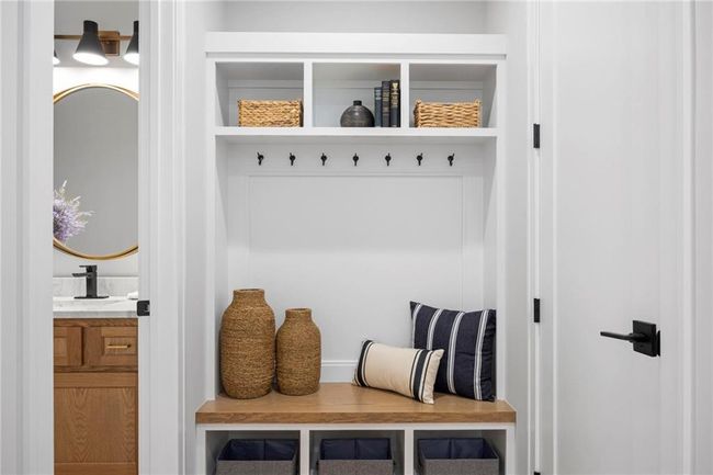Spacious mudroom off of the garage | Image 14