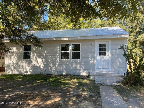 937 Spruce St, Clarksdale, MS, 38614-3729 | Card Image