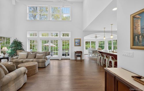 9 Briarsweet Ln, East Hampton, NY, 11937-2291 | Card Image