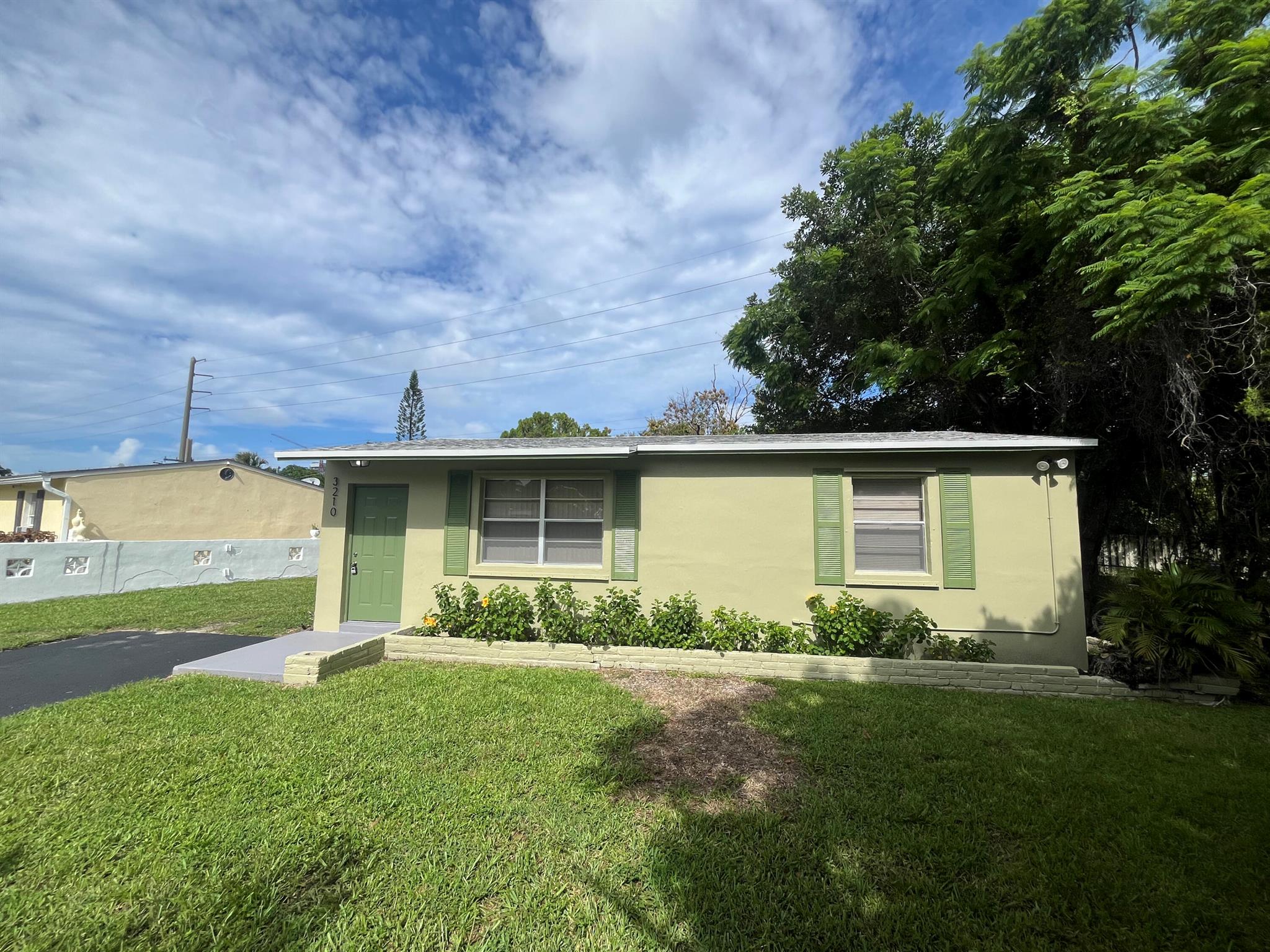 Avenue F , Riviera Beach, FL 33404