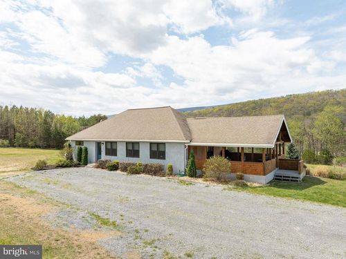 30 Clara Ln, BERKELEY SPRINGS, WV, 25411-5413 | Card Image