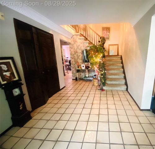 650 Deerfield Ct, Rochester Hills, MI, 48309-2690 | Card Image
