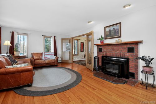 4 Carlyle Rd, Hyde Park, NY, 12538-2304 | Card Image