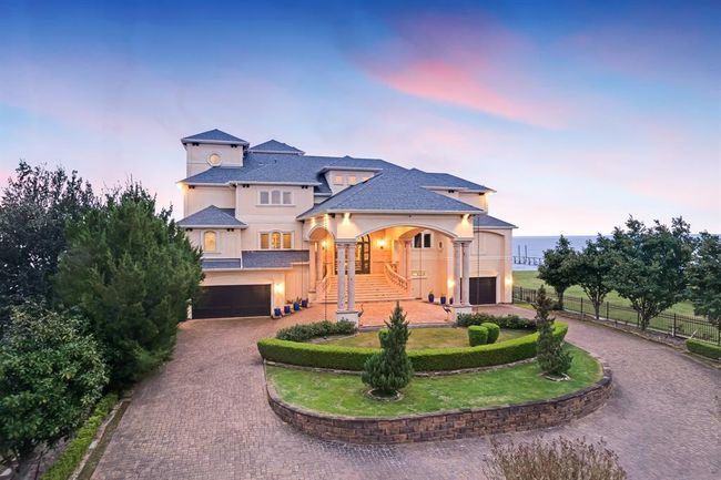 Amazing gated circle driveway with large covered arrival point | Image 6