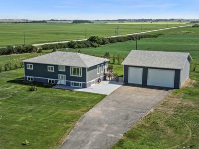 243077 Range Road 255, House detached with 5 bedrooms, 3 bathrooms and 12 parking in Wheatland County AB | Image 2