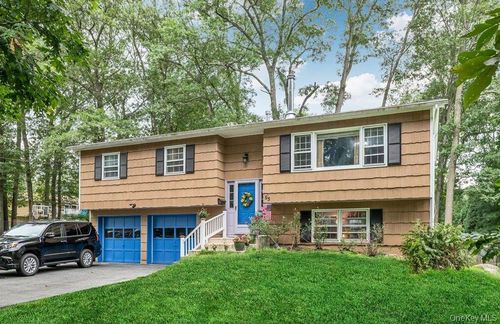 95 Hillside Ave, Suffern, NY, 10901-6827 | Card Image
