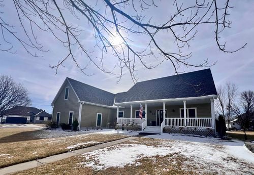 138 Green Court Dr, Elk Point, SD, 57025-2135 | Card Image