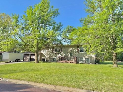 402 Valley View Dr, Redwood Falls, MN, 56283-3016 | Card Image