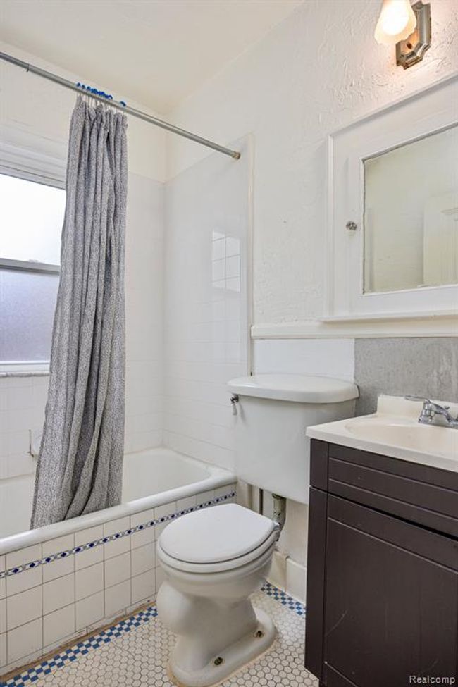 Second floor Studio apartment bathroom. | Image 20