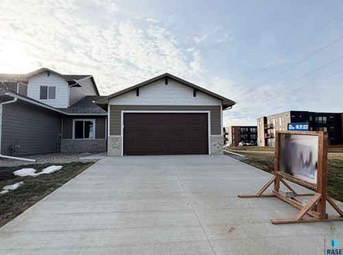 5215 E 67th St Street, Sioux Falls, SD, 57108 | Card Image