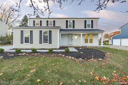 5426 N Piccadilly, West Bloomfield, MI, 48322-1439 | Card Image