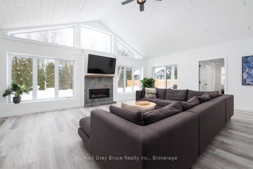 32 Southampton Pky, Sauble Beach, ON, N0H2G0 | Card Image