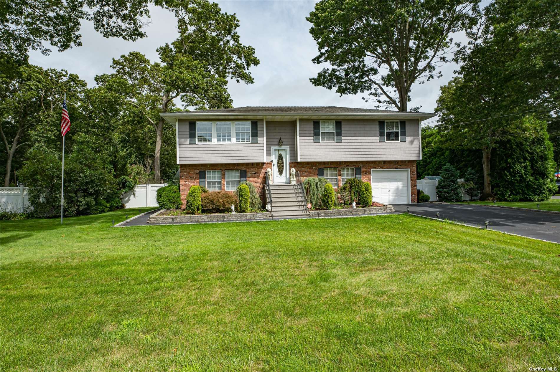 Norwood Dr, Shirley, NY 11967