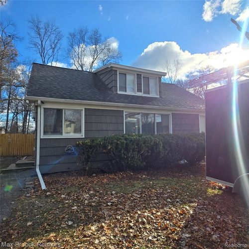 805 S Winding Dr, Waterford, MI, 48328-4168 | Card Image