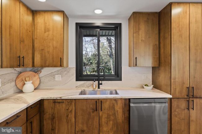 7421 Hopa Ct, House other with 5 bedrooms, 3 bathrooms and null parking in ALEXANDRIA VA | Image 9