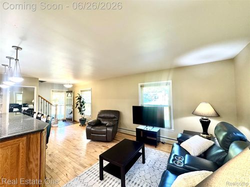 615 Willard Ave, Rochester Hills, MI, 48307-2367 | Card Image