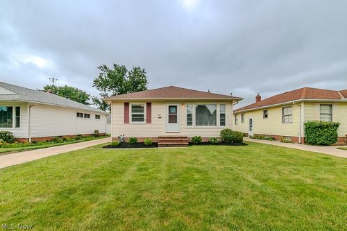 595 Dickerson Rd, Willowick, OH, 44095-4222 | Card Image