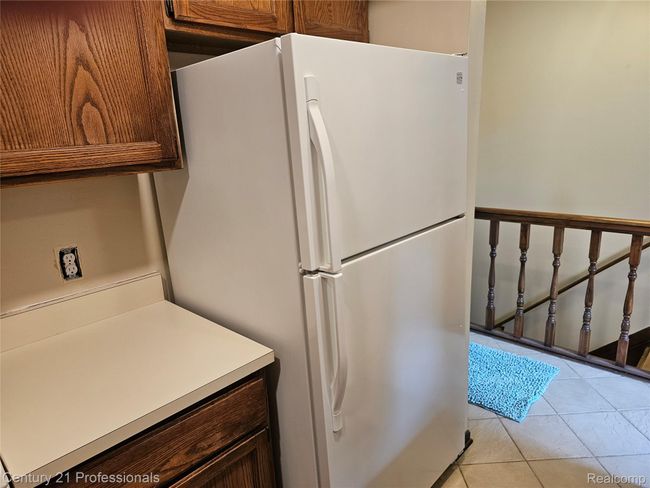 GOOD SIZE REFRIGERATOR | Image 23