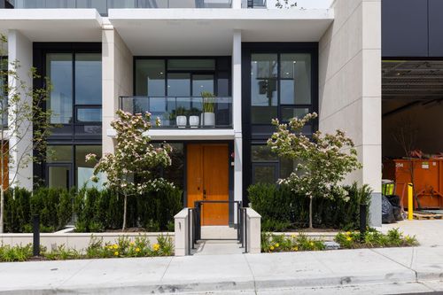 th1-135 E 13th Street, North Vancouver, BC, V7L0J8 | Card Image