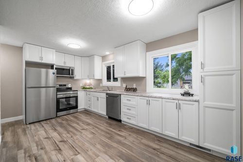 5604 S Drexel Dr, Sioux Falls, SD, 57106-2419 | Card Image