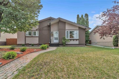 847 London St, Winnipeg, MB, R2K3N8 | Card Image
