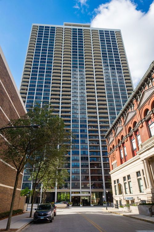 2104-1560 N Sandburg Ter, Chicago, IL, 60610-1343 | Card Image