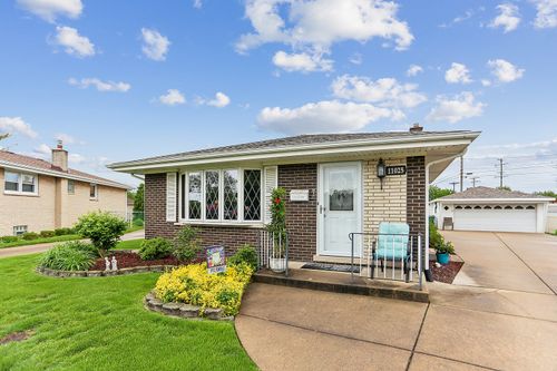 11025 S Kolmar Ave, Oak Lawn, IL, 60453-5622 | Card Image