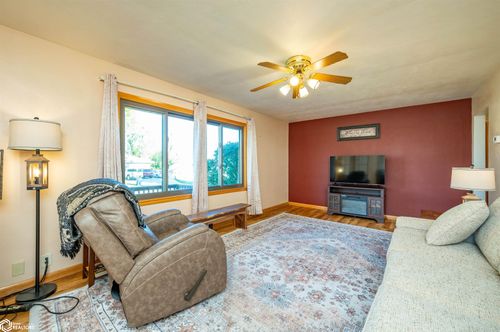 6 W Meadow Ln, Marshalltown, IA, 50158-5106 | Card Image