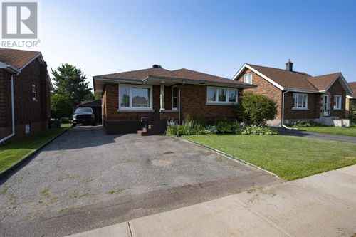 148 Brock St E, Home with 3 bedrooms, 2 bathrooms and null parking in Thunder Bay ON | Card Image