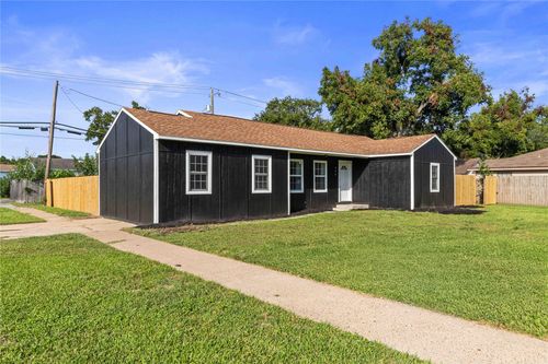 820 18th Ave N, Texas City, TX, 77590-5651 | Card Image