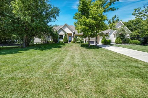 18340 Mohawk Ln, Stilwell, KS, 66085 | Card Image