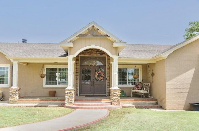 1308 W 24 Th St, House other with 4 bedrooms, 3 bathrooms and null parking in Plainview TX | Image 4