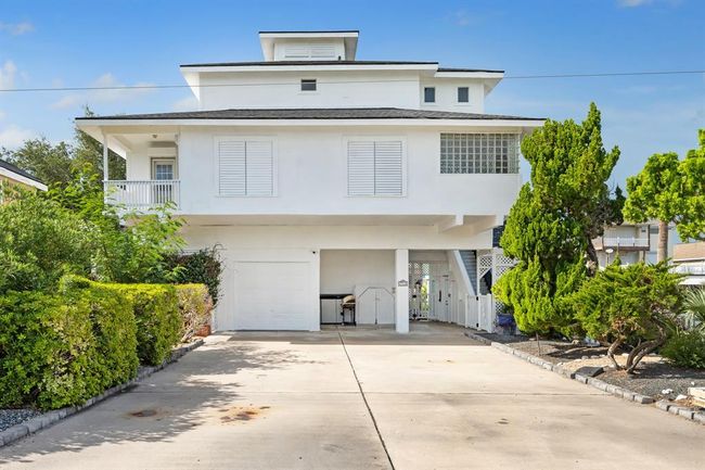1330 Coral Way, House other with 4 bedrooms, 5 bathrooms and 3 parking in Tiki Island TX | Image 4