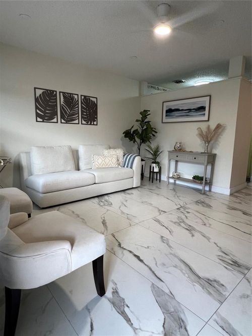 apt-20s-900 Sw 10th Ter, Hallandale Beach, FL, 33009-6765 | Card Image