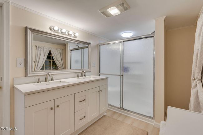 Downstairs Bathroom | Image 40